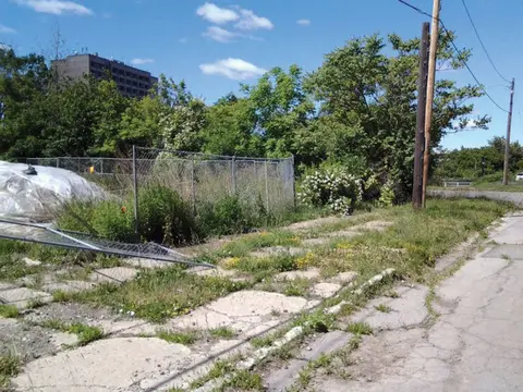 Abandoned Nuclear Spoils Pile in Niagara Falls Presents Danger to Public, Despite Radioactive Warning Signs, Broken Fence and Tattered Plastic Cover Allows Unrestricted Access and Possible Spread of Contaminants
